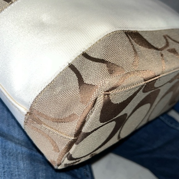 Coach Signature C pattern ivory stripe Like New shoulder bag  ivory leather Trim - Picture 5 of 16